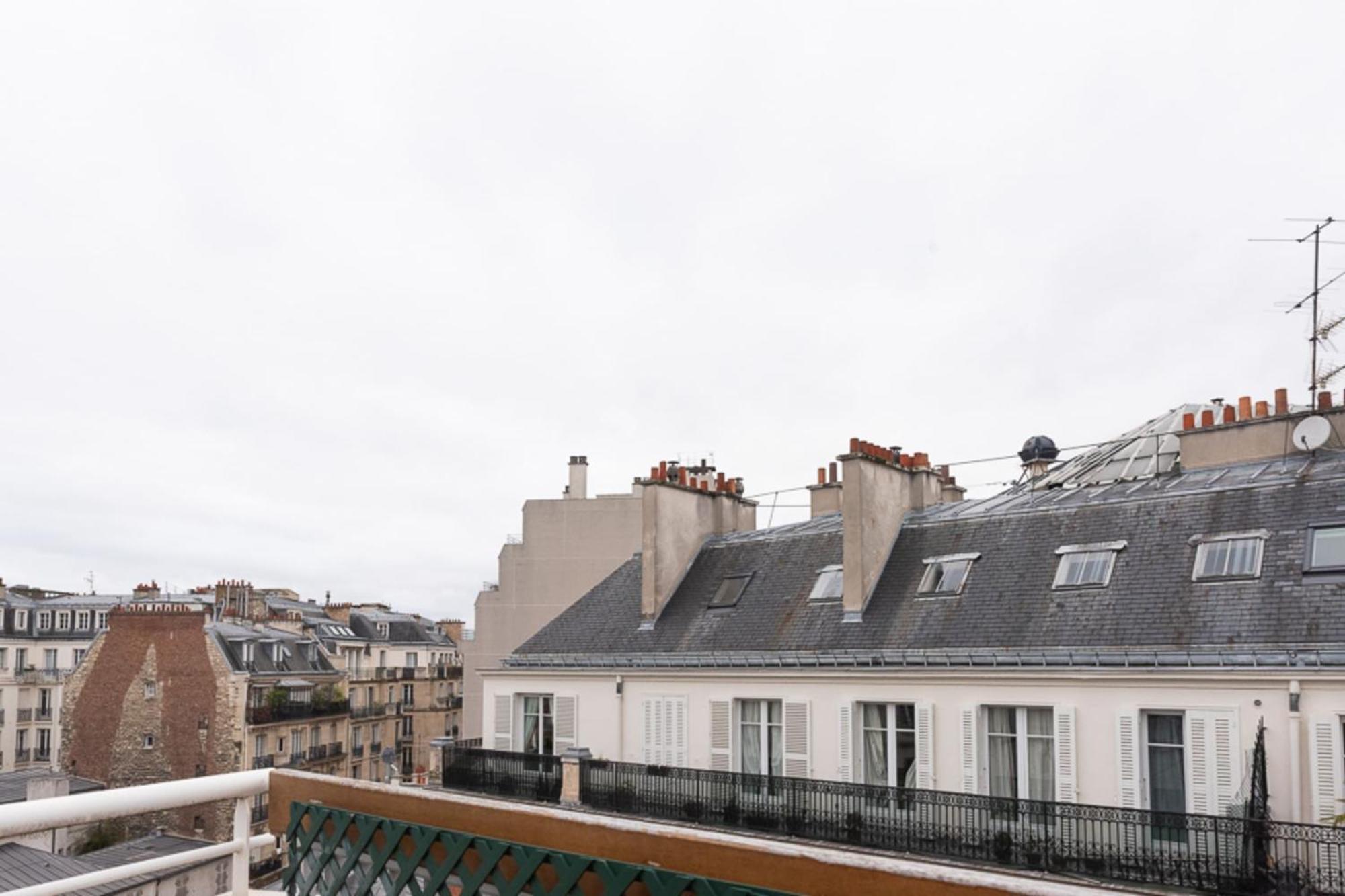 Cocoon With Eiffel Tower View Paris
